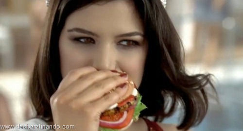 gatas mulheres comendo hamburgers  (11)