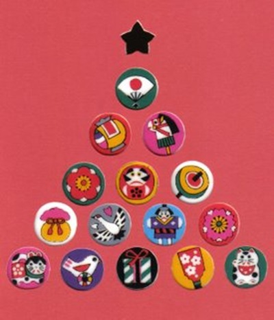 plates as a Christmas tree wall decoration 
