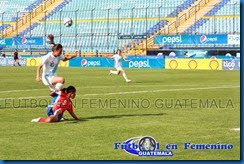 Diana Barrera se come un gol hecho por no dar el balon al cierre de una campañera guate (2)
