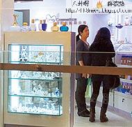 關二嫂惡上位黃智雯百萬開化妝品店