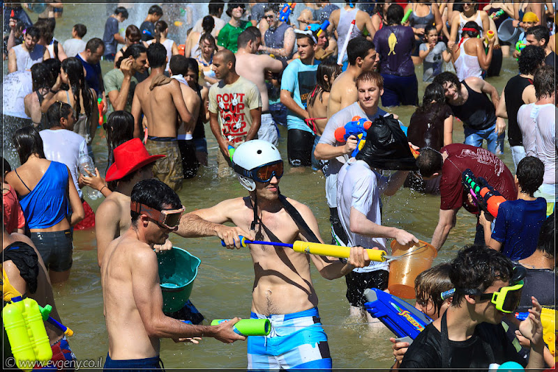 il/Настоящее мочилово в центре Тель Авива (20110701 ta water war 074 6846)