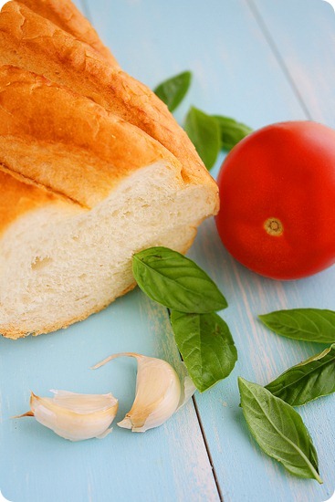 Mozzarella Tomato Basil Bruschetta – Juicy tomatoes, fresh basil and melty mozzarella top this delicious Italian bruschetta! | thecomfortofcooking.com