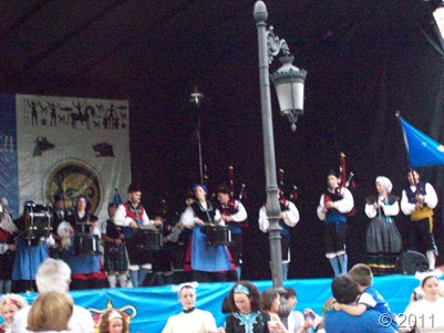 Esbardu y Dunoon Argyll Pipe Band; abajo, Cercle Celtique de Landivisiau y Scoil Rince Cualann