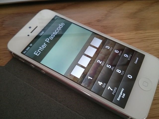 [Hacking%2520iPhone%2520to%2520bypass%2520iOS%25207%2520Lock%2520Screen%255B3%255D.jpg]