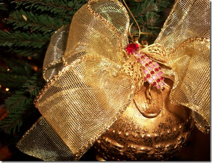 Ornaments with vintage jewelry 002