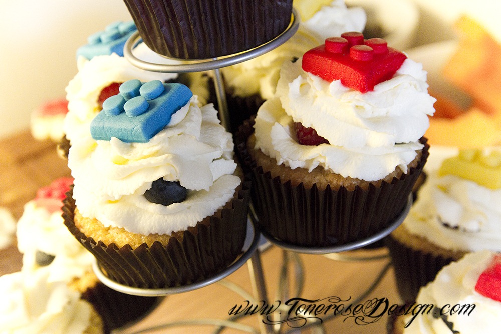 [IMG_0352%2520lego%2520cupcakes%255B5%255D.jpg]