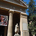 Detall d'una escultura de Cabanyes a l'entrada de la Biblioteca Museu Víctor Balaguer