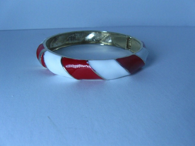 [red-and-white-striped-bangle-by-bits%255B1%255D.jpg]
