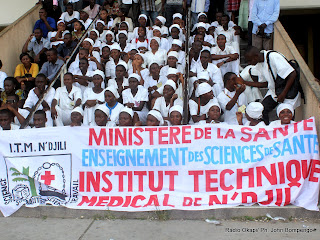 Des élèves infirmier assissent à l'entré du stade Des Martyrs ce 12/05/2011 à Kinshasa, lors du défilé marquant la journée internationale des infirmiers. Radio Okapi/ John Bompengo