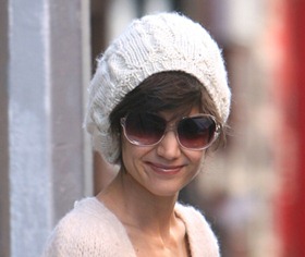 katie-holmes-white-beanie-04 katie-holmes-white-beanie-04