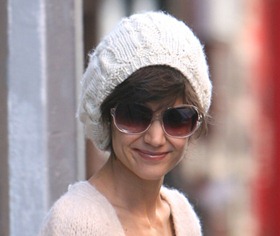 katie-holmes-white-beanie-04