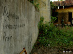 Des inscriptions sur le mur intérieur  de la prison de Lodja, lors d’une visite des quelques responsables des agences des Nations unies le 18/1/2003. Ph- Don John