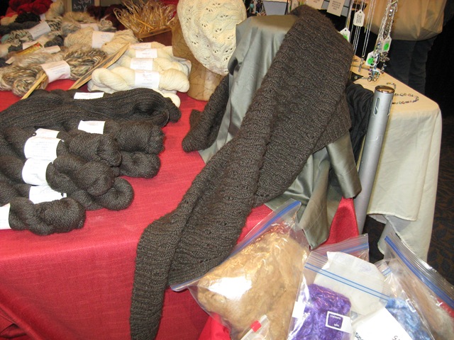 [20111203ARFiberArtsEx562.jpg]