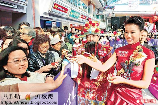 昨日連趕三場的胡杏兒，在馬鞍山出席活動時大派財神。