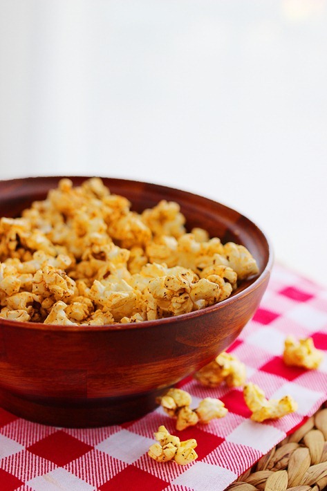 Sweet ‘n Spicy Brown Butter Popcorn – Grab a bowl full of this light, delicious popcorn with brown butter and a spicy-sweet kick! | thecomfortofcooking.com