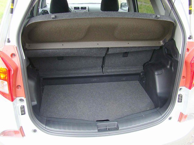 subaru_trezia_14D_comfort_06.jpg