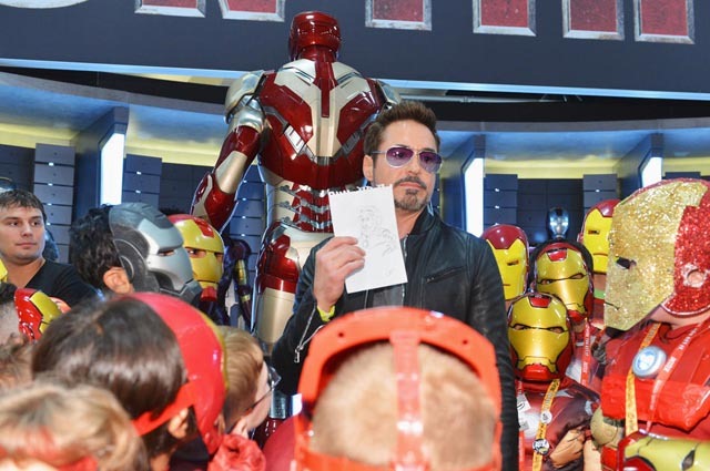 SAN DIEGO, CA - JULY 14:  Actor Robert Downey Jr. (C) poses with fans at Marvel Studios booth during Comic-Con International 2012 at San Diego Convention Center on July 14, 2012 in San Diego, California.  (Photo by Alberto E. Rodriguez/WireImage) *** Local Caption *** Robert Downey Jr.