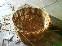 Cestillo casi terminado. 
Artesano Regino