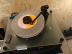 Platine Pro Ject en pleine action avec un superbe vinyle bicolore et 33 tours... http://www.chantlibre.com/platine-vinyle-pro-ject-rpm9-1.asp