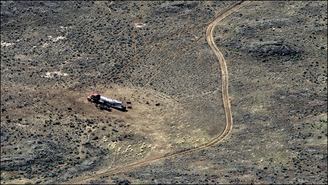 Drought grazing in the U.S. West. Aerial view of a tanker truck bringing water to a small herd of Angus cows in areas where none is accessible as they graze on drought-stressed BLM land in eastern Idaho. Photo: Allen J. Schaben / Los Angeles Times