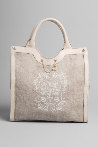 Mixing leather and linen is a chic idea for a tote. The bag is perfect summer carryall.
<otteny.com>