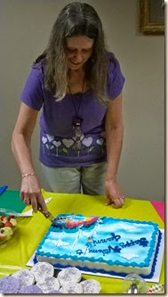 mommy cutting the cake (3)