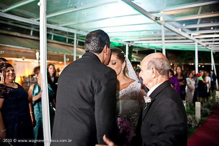 Foto número 29 de Fernanda e Renato, feita pelo fotógrafos de casamento Wagner e Vanessa que fazem fotos de casamento (fotografia de casamento) no melhor estilo do fotojornalismo em Niterói, RJ, e outras cidades do Rio de Janeiro. Fotos de Fernanda e Renato. Foto numero 29. Fotografia (fotografias) dos fotógrafos de casamento Wagner e Vanessa que fazem fotos de casamento (fotografia de casamento) no melhor estilo do fotojornalismo em Niterói, RJ, e outras cidades do Rio de Janeiro. fotos de casamento em Niteroi Cerimonia no local Fernanda e Renato casa festas Flamboyant Juiz Paz Mario Bittar niterói rj festa rio janeiro niteroi site fotografos fotografa casamentos ensaio fotográfico da mulher convidados fotojornalismo para