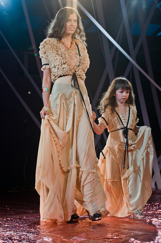 Лариса ЛОБАНОВА (показ дитячої колекції), HOLIDAY FASHION WEEK 2011 Фото Сергея Черникова