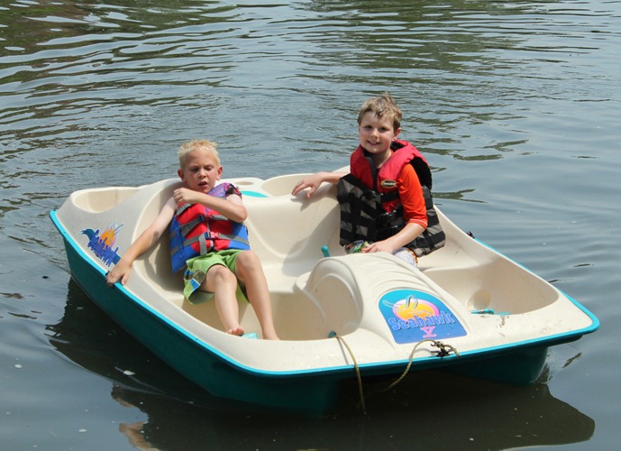 [a%2520paddleboats%25202%2520e%255B5%255D.jpg]