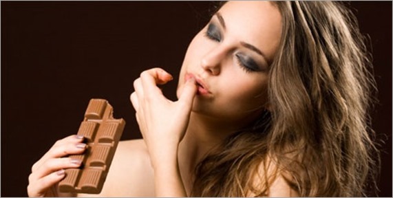 woman-eating-chocolate (1) - copia - copia - copia