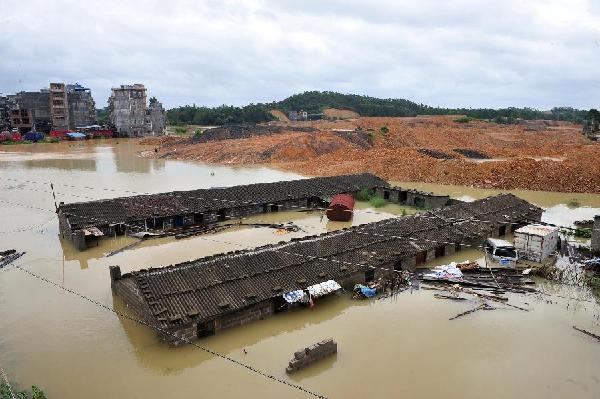 Houses and vehicles are submerged in Nabang Village of Fangchenggang City, south China's Guangxi Zhuang Autonomous Region, 18 August 2012. Typhoon Kai-Tak has affected about 1.26 million people and 134,470 hectares of farmlands in Guangxi till 4:30 p.m. Saturday. Local flood control authority initiated a Level IV emergency response to cope with the possible flooding. Xinhua / Huang Xiaobang