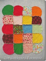 circle raggedy quilt - The Backyard Farmwife