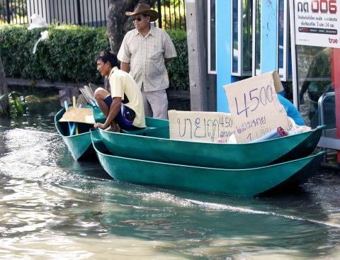 A boat vendor waits for customers in a flooded area of Bangkok, 7 November 2011. Reuters