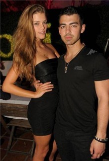 Joe Jonas y Nina Agdal inician romance
