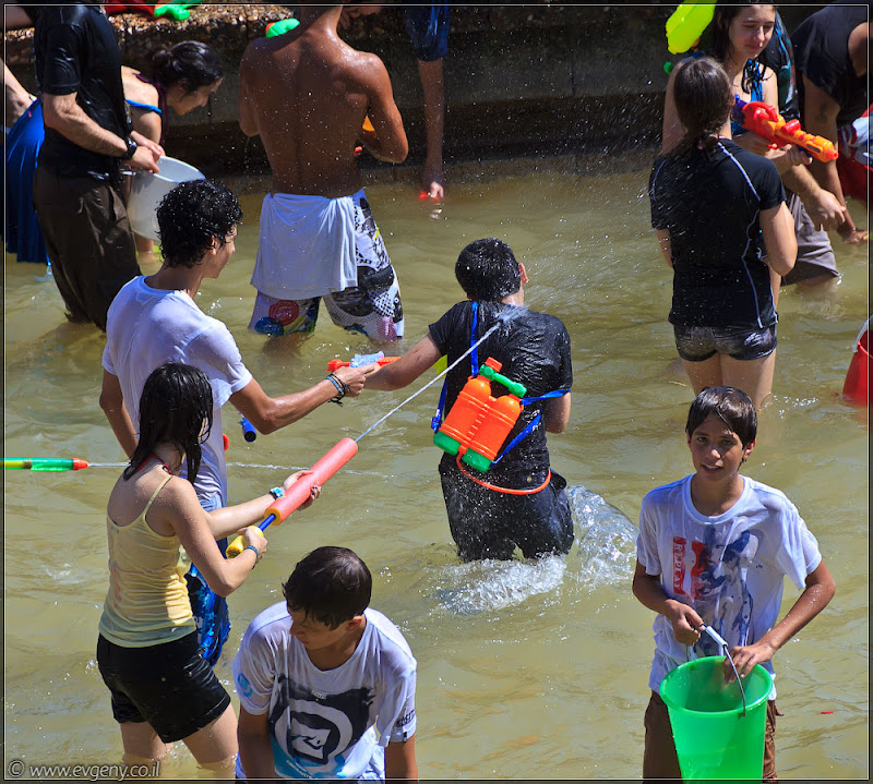 il/Настоящее мочилово в центре Тель Авива (20110701 ta water war 050 6796)
