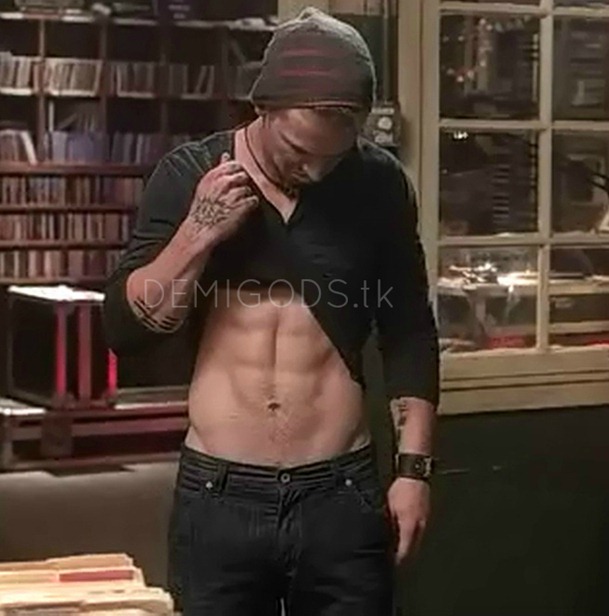 Freddie Stroma Pitch Perfect abs 1