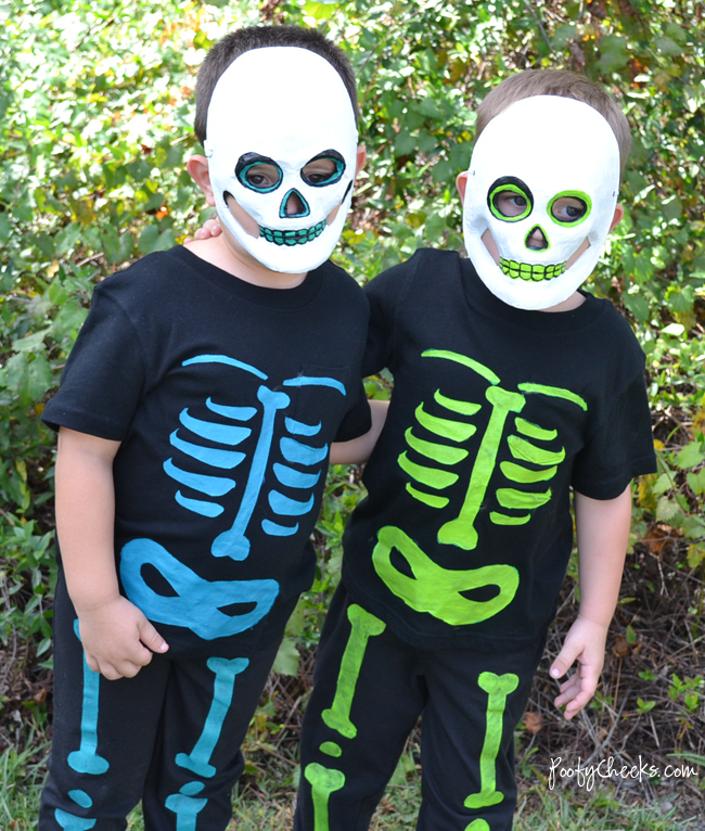 #DIY Halloween Costume - Skeleton Costumes by www.poofycheeks.com