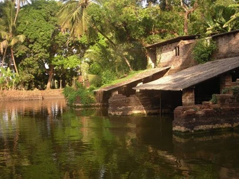 Traditional Kerala Houses: VARIKKASSERI MANA, SOORYAKALADI MANA, NARIKKOTTILAM, CHITTOR KOVILAKAM, POOMULLY MANA
