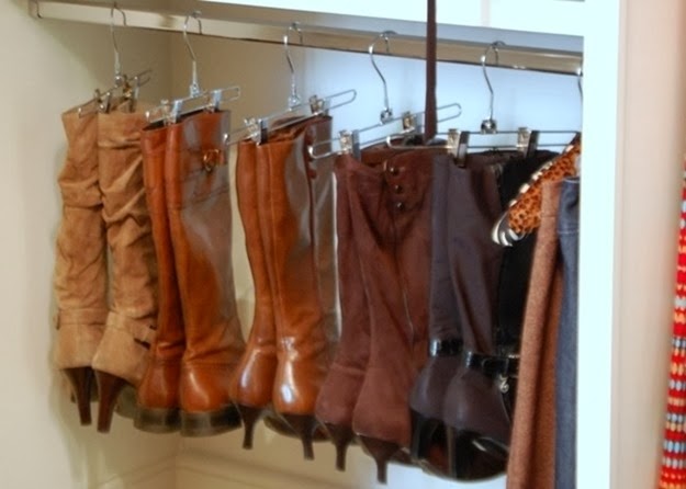 Use cabides de roupas para organizar as suas botas. cabide para organizar botas