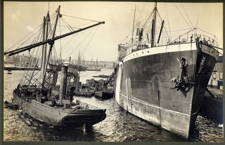 Vapor VALBANERA, de la Cía. Pinillos, atracado al port de Barcelona. ca. 1916. A. Merletti. Arxiu Fotografic MMB.jpg
