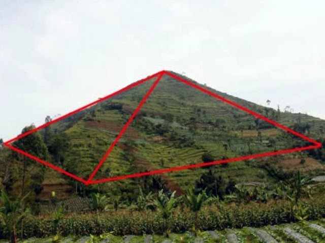 [Gunung-Sadahurip-Garut-Piramida3.jpg]