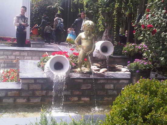 Tribute-To-Peeing-Statues-81