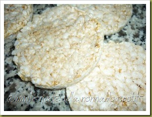 Galletta di riso con marmellata di pesche, mirtilli rossi e semi di sesamo (4)