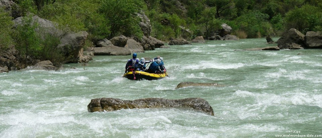 barca-descendiendo-por-el-rio-gallego.jpg