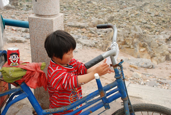 Qingdao - Enfant au vélo sur la plage