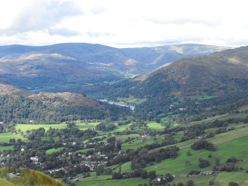 [Wansfell%2520Pike--looking%2520down%2520on%2520Ambleside%255B3%255D.jpg]