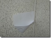 конверт из черновика на стене закрепленный скотчем под точкой сверления