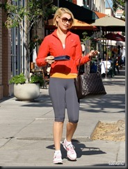 katherine-heigl-stretch-pants-larchmont-village-01-675x900