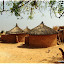 Cases rondes traditionnelles couvertes en paille tressée. De plus en plus de case sont carrées et couvertes de tôles.