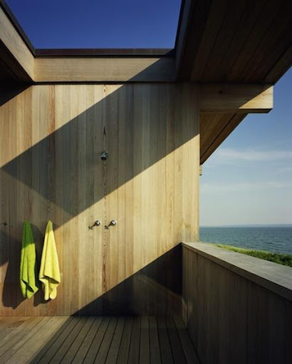 All wood feels most natural in an outdoor shower space. How beautiful is this setting!
(remodelista.com) All wood feels most natural in an outdoor shower space. How beautiful is this setting!
(remodelista.com)